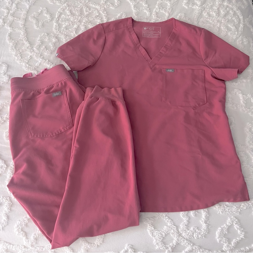 FIGS set in Medium- Catrina top & Zamora joggers